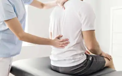 Fisioterapeuta valorando la espalda de un paciente en FISIOMURO