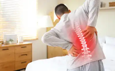 Dolor lumbar con la columna resaltada